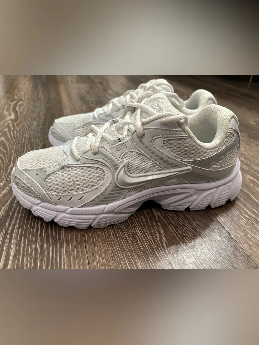 Nike V5 RNR men’s size 7.5 running shoes White/Metallic Silver.